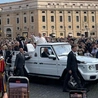 Watykan. Audiencja papieża. Pielgrzymi z archidiecezji katowickiej na placu św. Piotra