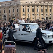 Watykan. Audiencja papieża. Pielgrzymi z archidiecezji katowickiej na placu św. Piotra