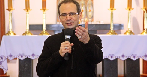 Wiara bez ściemy. Cykl otwartych spotkań z bp. Maciejem Małygą na dworcu
