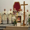 Abp Mokrzycki ofiarował relikwie św. Jana Pawła II