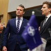 Pete Hegseth (w środku)