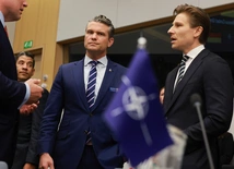 Pete Hegseth (w środku)