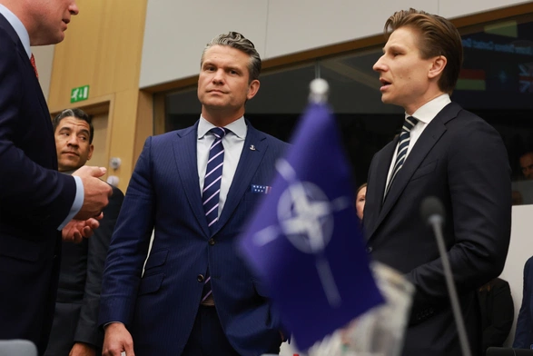 Pete Hegseth (w środku)