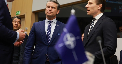 Pete Hegseth (w środku)