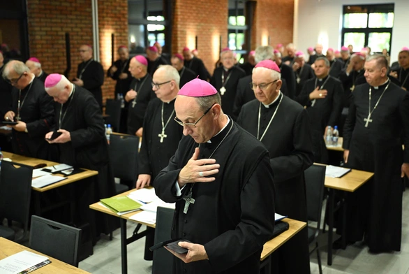 Biskupi podczas spotkania episkopatu