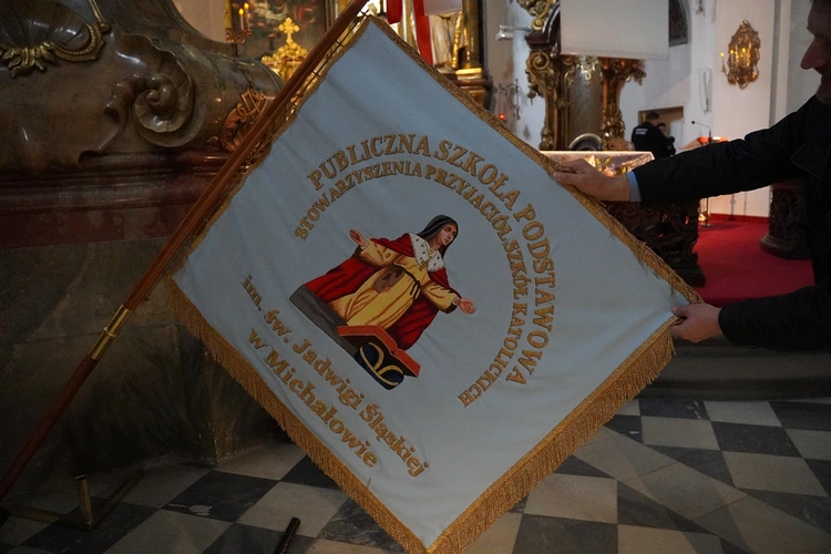 Pielgrzymka chorych, a także uczniów szkoły imienia św. Jadwigi u swojej patronki