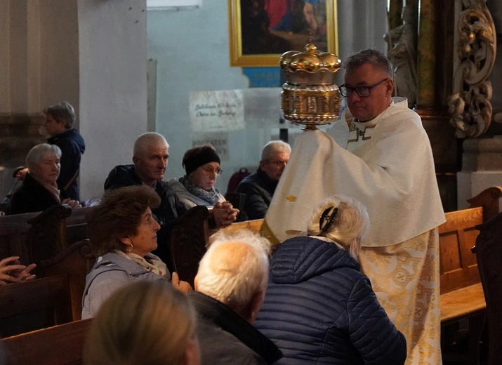 Pielgrzymka chorych, a także uczniów szkoły imienia św. Jadwigi u swojej patronki