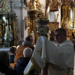 Pielgrzymka chorych, a także uczniów szkoły imienia św. Jadwigi u swojej patronki