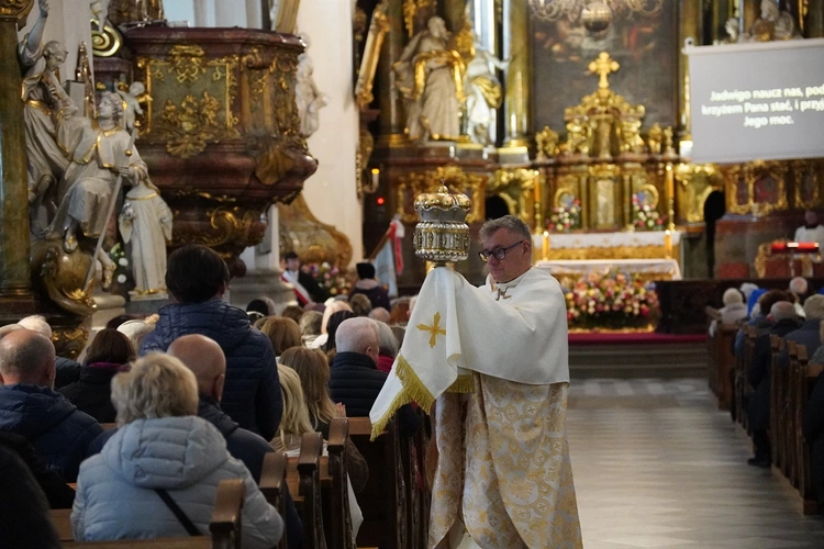 Pielgrzymka chorych, a także uczniów szkoły imienia św. Jadwigi u swojej patronki