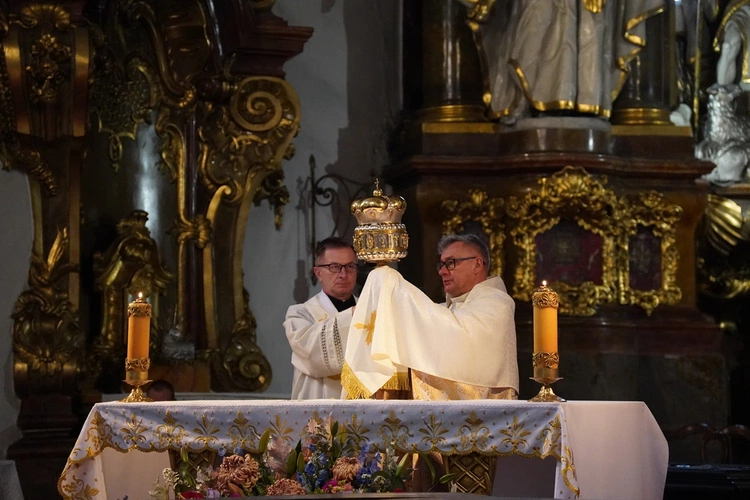 Pielgrzymka chorych, a także uczniów szkoły imienia św. Jadwigi u swojej patronki