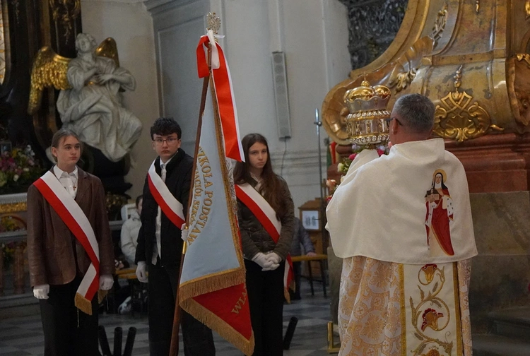 Pielgrzymka chorych, a także uczniów szkoły imienia św. Jadwigi u swojej patronki