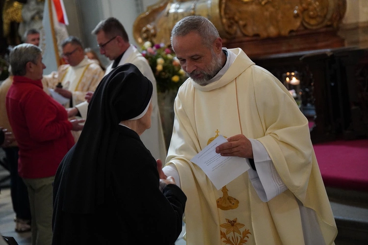Pielgrzymka chorych, a także uczniów szkoły imienia św. Jadwigi u swojej patronki