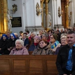 Pielgrzymka chorych, a także uczniów szkoły imienia św. Jadwigi u swojej patronki