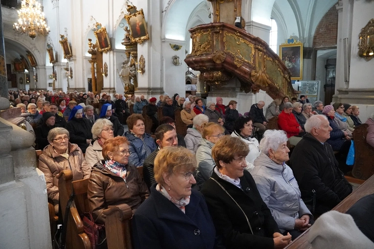 Pielgrzymka chorych, a także uczniów szkoły imienia św. Jadwigi u swojej patronki