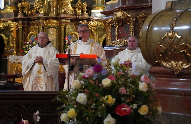 Pielgrzymka chorych, a także uczniów szkoły imienia św. Jadwigi u swojej patronki