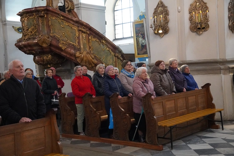 Pielgrzymka chorych, a także uczniów szkoły imienia św. Jadwigi u swojej patronki