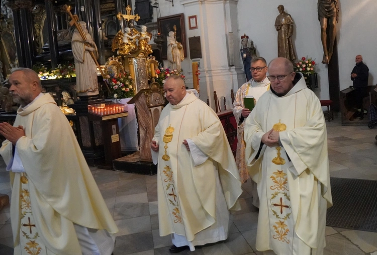 Pielgrzymka chorych, a także uczniów szkoły imienia św. Jadwigi u swojej patronki