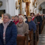 Pielgrzymka chorych, a także uczniów szkoły imienia św. Jadwigi u swojej patronki