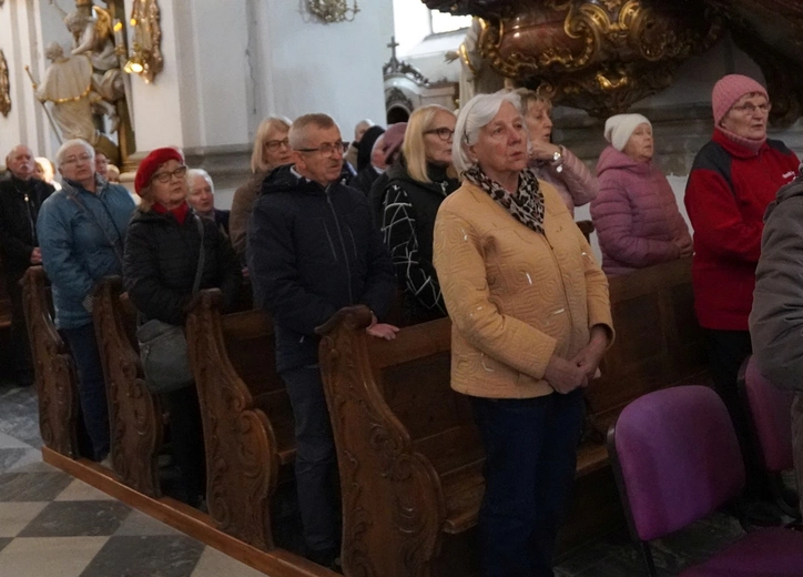 Pielgrzymka chorych, a także uczniów szkoły imienia św. Jadwigi u swojej patronki