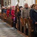Pielgrzymka chorych, a także uczniów szkoły imienia św. Jadwigi u swojej patronki
