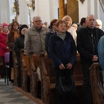 Pielgrzymka chorych, a także uczniów szkoły imienia św. Jadwigi u swojej patronki