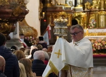 Pielgrzymka chorych, a także uczniów szkoły imienia św. Jadwigi u swojej patronki