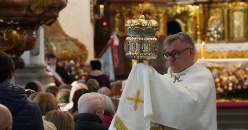 Pielgrzymka chorych, a także uczniów szkoły imienia św. Jadwigi u swojej patronki