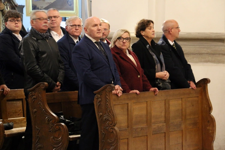 Pielgrzymka mieszkańców Trzebnicy do grobu św. Jadwigi Śląskiej - poświęcenie sztandaru gminy