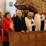 Pielgrzymka mieszkańców Trzebnicy do grobu św. Jadwigi Śląskiej - poświęcenie sztandaru gminy