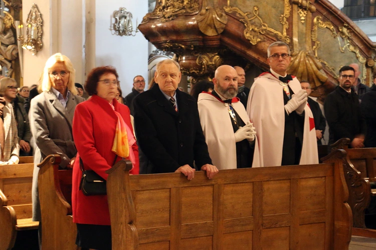 Pielgrzymka mieszkańców Trzebnicy do grobu św. Jadwigi Śląskiej - poświęcenie sztandaru gminy