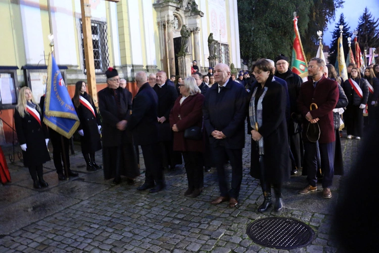 Pielgrzymka mieszkańców Trzebnicy do grobu św. Jadwigi Śląskiej - poświęcenie sztandaru gminy