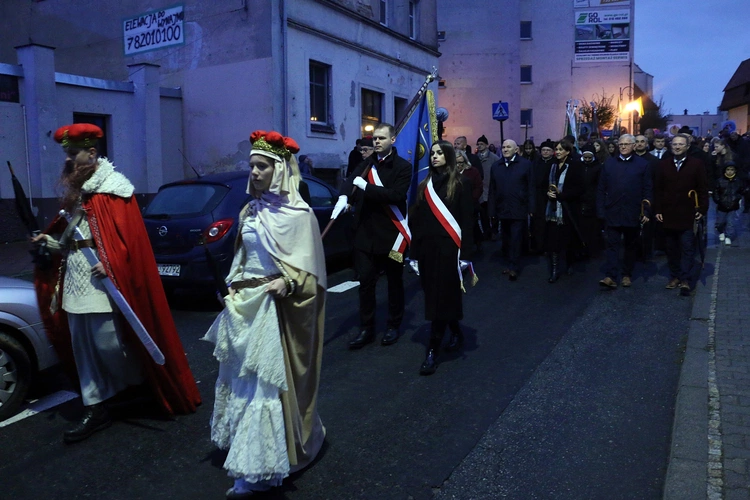 Pielgrzymka mieszkańców Trzebnicy do grobu św. Jadwigi Śląskiej - poświęcenie sztandaru gminy