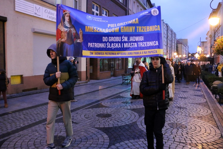 Pielgrzymka mieszkańców Trzebnicy do grobu św. Jadwigi Śląskiej - poświęcenie sztandaru gminy