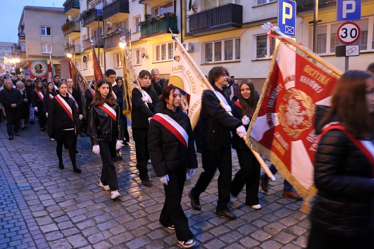 Pielgrzymka mieszkańców Trzebnicy do grobu św. Jadwigi Śląskiej - poświęcenie sztandaru gminy