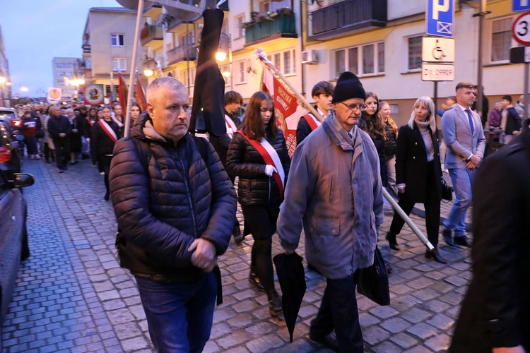 Pielgrzymka mieszkańców Trzebnicy do grobu św. Jadwigi Śląskiej - poświęcenie sztandaru gminy