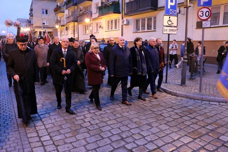 Pielgrzymka mieszkańców Trzebnicy do grobu św. Jadwigi Śląskiej - poświęcenie sztandaru gminy
