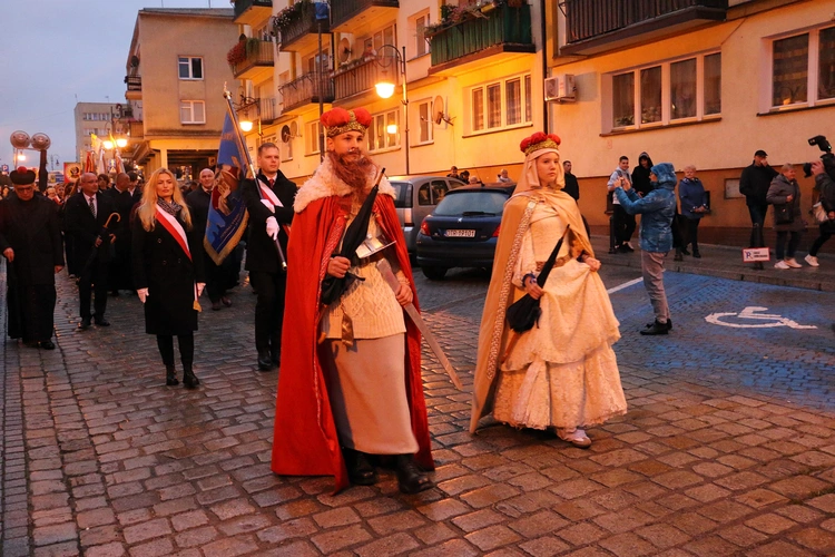 Pielgrzymka mieszkańców Trzebnicy do grobu św. Jadwigi Śląskiej - poświęcenie sztandaru gminy