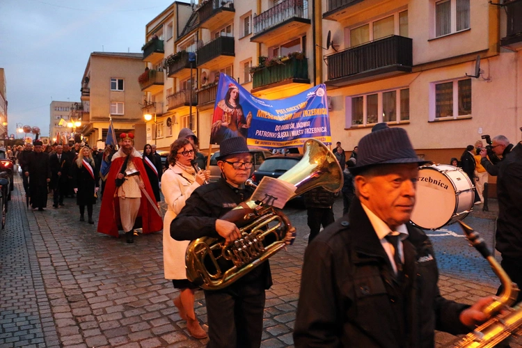 Pielgrzymka mieszkańców Trzebnicy do grobu św. Jadwigi Śląskiej - poświęcenie sztandaru gminy