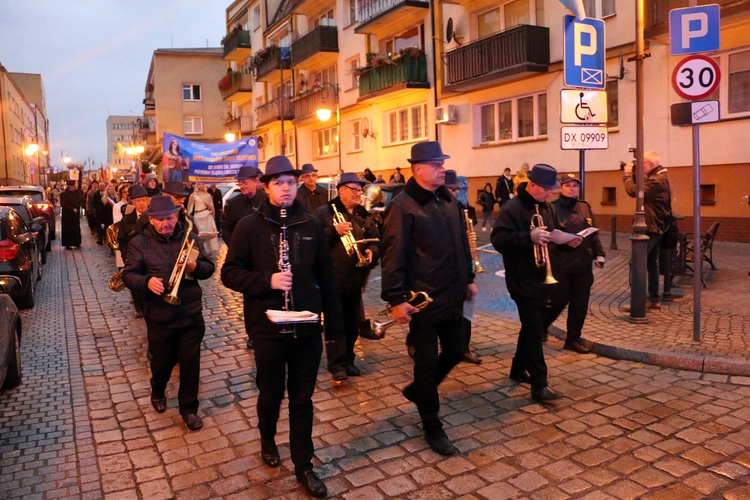 Pielgrzymka mieszkańców Trzebnicy do grobu św. Jadwigi Śląskiej - poświęcenie sztandaru gminy