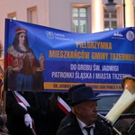 Pielgrzymka mieszkańców Trzebnicy do grobu św. Jadwigi Śląskiej - poświęcenie sztandaru gminy