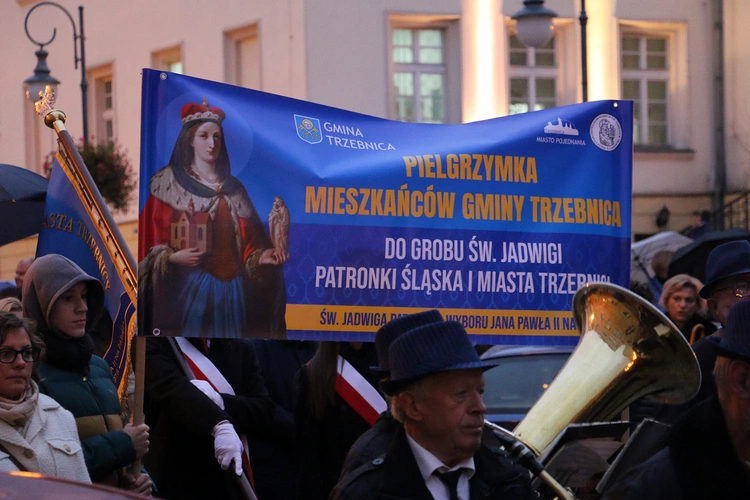 Pielgrzymka mieszkańców Trzebnicy do grobu św. Jadwigi Śląskiej - poświęcenie sztandaru gminy