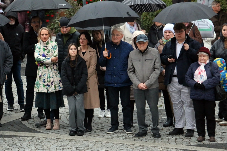 Pielgrzymka mieszkańców Trzebnicy do grobu św. Jadwigi Śląskiej - poświęcenie sztandaru gminy