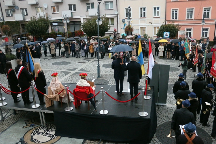 Pielgrzymka mieszkańców Trzebnicy do grobu św. Jadwigi Śląskiej - poświęcenie sztandaru gminy