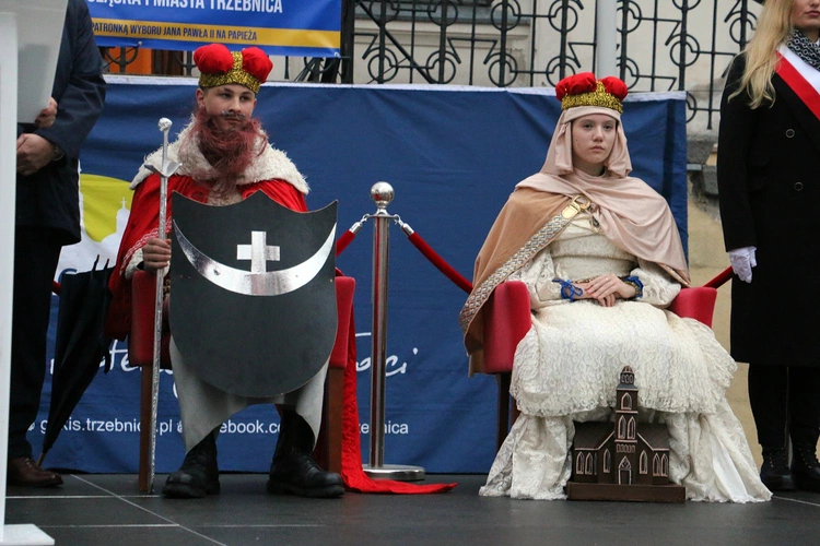 Pielgrzymka mieszkańców Trzebnicy do grobu św. Jadwigi Śląskiej - poświęcenie sztandaru gminy