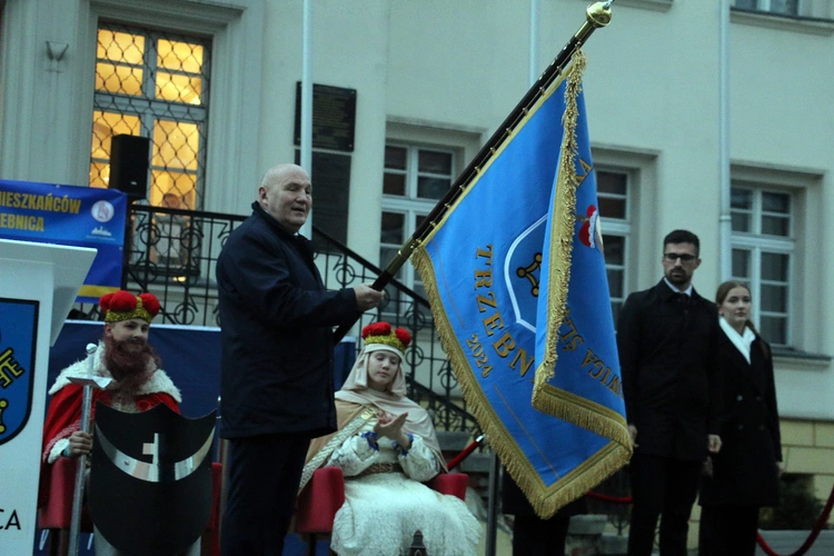 Pielgrzymka mieszkańców Trzebnicy do grobu św. Jadwigi Śląskiej - poświęcenie sztandaru gminy
