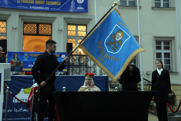 Pielgrzymka mieszkańców Trzebnicy do grobu św. Jadwigi Śląskiej - poświęcenie sztandaru gminy