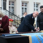 Pielgrzymka mieszkańców Trzebnicy do grobu św. Jadwigi Śląskiej - poświęcenie sztandaru gminy