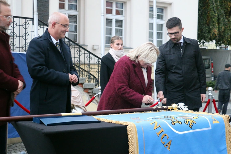Pielgrzymka mieszkańców Trzebnicy do grobu św. Jadwigi Śląskiej - poświęcenie sztandaru gminy