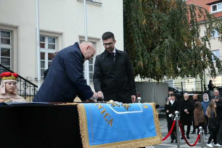 Pielgrzymka mieszkańców Trzebnicy do grobu św. Jadwigi Śląskiej - poświęcenie sztandaru gminy