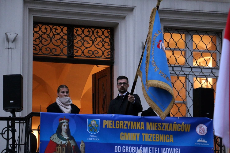 Pielgrzymka mieszkańców Trzebnicy do grobu św. Jadwigi Śląskiej - poświęcenie sztandaru gminy
